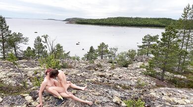 Sex sex på sten, smuk pige i naturen