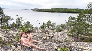 Sex sex på sten, smuk pige i naturen