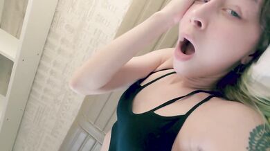 Stepsister couldn't resist this juicy cock