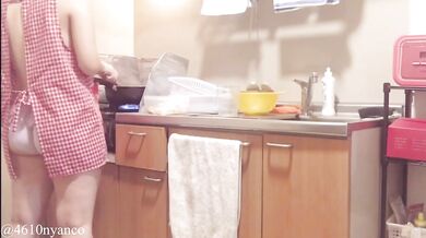 【人妻個人撮影】料理しながら旦那の帰りを待つ(新妻/エプロン/デカ尻/太もも/パンツ/巨乳/Hカップ/キッチン/日本人/Japanese/asian/homemade/amateur/kitchen