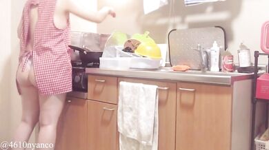【人妻個人撮影】料理しながら旦那の帰りを待つ(新妻/エプロン/デカ尻/太もも/パンツ/巨乳/Hカップ/キッチン/日本人/Japanese/asian/homemade/amateur/kitchen