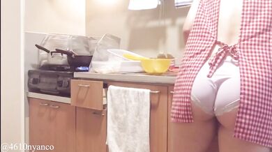 【人妻個人撮影】料理しながら旦那の帰りを待つ(新妻/エプロン/デカ尻/太もも/パンツ/巨乳/Hカップ/キッチン/日本人/Japanese/asian/homemade/amateur/kitchen