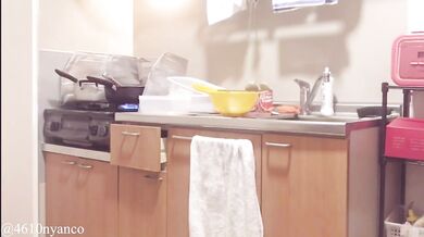 【人妻個人撮影】料理しながら旦那の帰りを待つ(新妻/エプロン/デカ尻/太もも/パンツ/巨乳/Hカップ/キッチン/日本人/Japanese/asian/homemade/amateur/kitchen