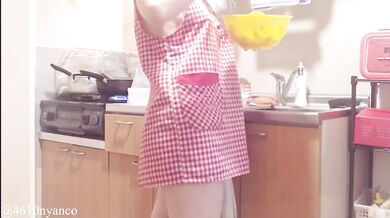 【人妻個人撮影】料理しながら旦那の帰りを待つ(新妻/エプロン/デカ尻/太もも/パンツ/巨乳/Hカップ/キッチン/日本人/Japanese/asian/homemade/amateur/kitchen