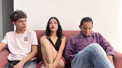 Tarde de peliculas entre padrastro e hijastros termina en doble follada para BRITANNYSEXXX.