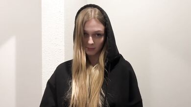 Bred a girl for a blowjob in the entrance - Arisha_Mills
