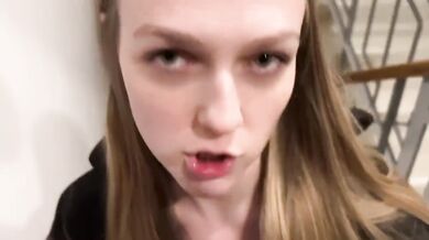 Bred a girl for a blowjob in the entrance - Arisha_Mills