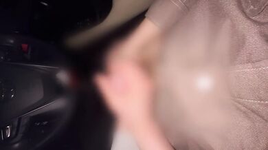 A hentai married woman who pulls out with a handjob in the car on the way home