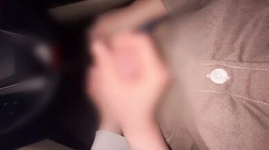 A hentai married woman who pulls out with a handjob in the car on the way home