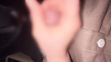 A hentai married woman who pulls out with a handjob in the car on the way home