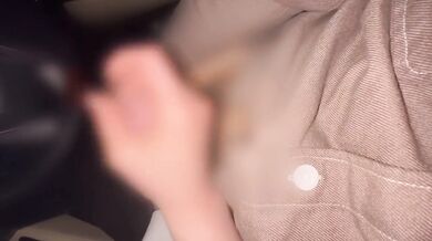 A hentai married woman who pulls out with a handjob in the car on the way home