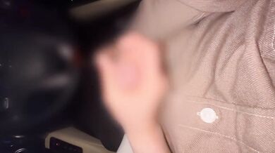A hentai married woman who pulls out with a handjob in the car on the way home