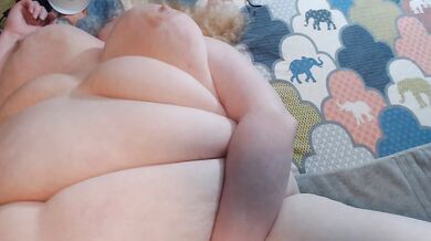 SSBBW gaped, then makes herself cum after being shaved