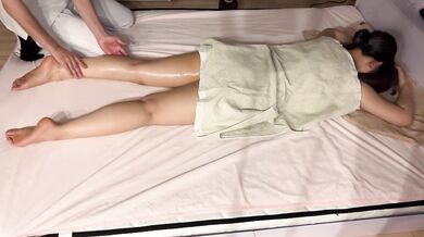 Oil massage for a new wife with a nice body Shooting the massage scenery from changing clothes