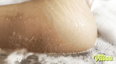 My girlfriend is submissive and innocent when we´re in the jacuzzi