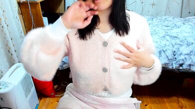 "Ooooo...ooooooooo..." A Japanese woman orgasms by masturbating her nipples through her knitwear.