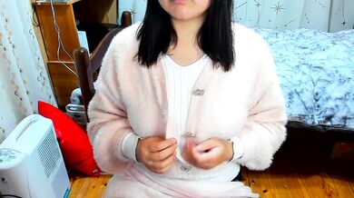 "Ooooo...ooooooooo..." A Japanese woman orgasms by masturbating her nipples through her knitwear.