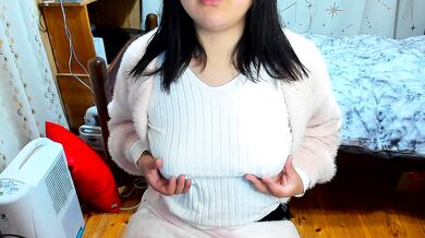 "Ooooo...ooooooooo..." A Japanese woman orgasms by masturbating her nipples through her knitwear.