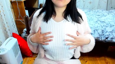 "Ooooo...ooooooooo..." A Japanese woman orgasms by masturbating her nipples through her knitwear.