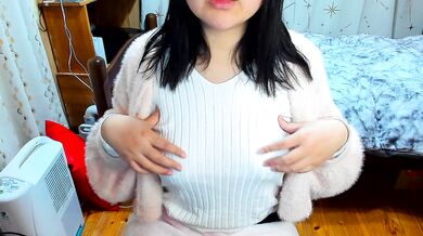 "Ooooo...ooooooooo..." A Japanese woman orgasms by masturbating her nipples through her knitwear.