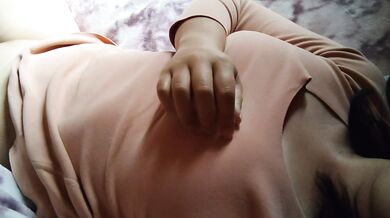 日本人素人女性が自撮り腰ヘコ乳首オナニーしてイクッ
