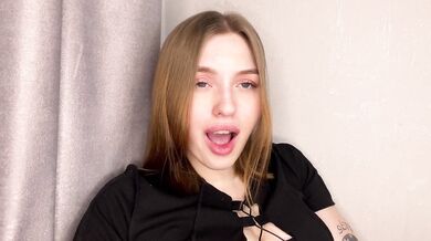 A Girl With A Juicy Ass Cums While At Home Alone