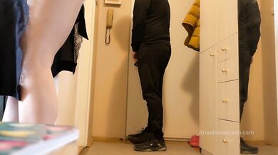 I sucked the delivery guy’s cock a while my husband was at work.