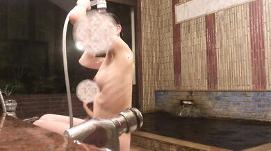 Bathing in a private bath when traveling to a hot spring (just bathing, no making love)