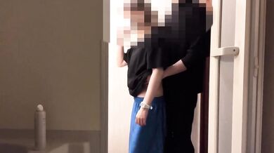 【バスケの部活帰りの18歳JK汗臭いまま洗面台の前で生ハメ中出し】髪の毛をひっぱられながらバック挿入さっきまで練習してたのに、SMおもちゃで全身拘束結局またトロッと生中出し