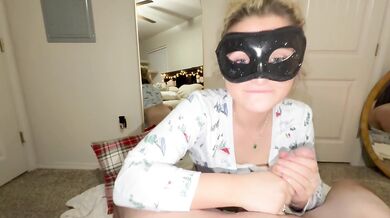 College PAWG gives her boyfriend an early Christmas gift