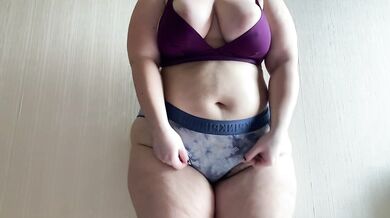 Fat-assed beauty came out of the shower and tried on her panties. Irina Priroda