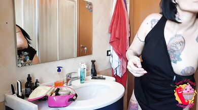 He fucks her in the bathroom while she puts on ...