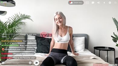 Pizza guy fucks oiled pussy during the live stream on Stripchat - Eva Elfie