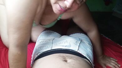 Mi hermanastro me pone a mamar su pene hasta la garganta