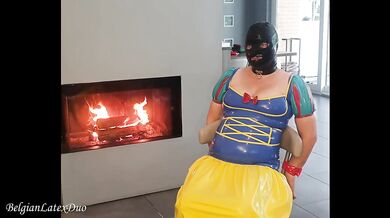 Latex Snowwhite gives blowjob and receives pussy licking