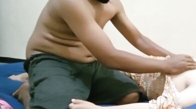 Menikmati tubuh wanita cantik setelah memijatnya