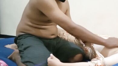 Menikmati tubuh wanita cantik setelah memijatnya