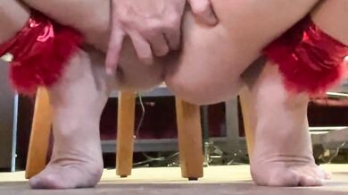 LiveNLove SHOWS US HIS OPEN ASS AND FEET