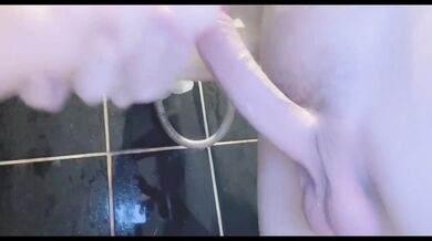 Hot Guy uses Water Pressure to Pleasure Big Young Cock