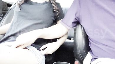 My Neighboor Finger My Wild Pussy At His Car During Traffic