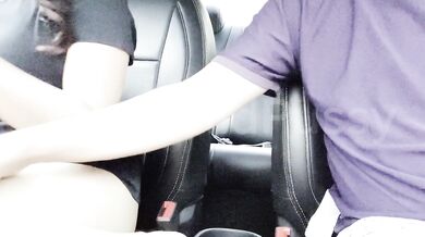 My Neighboor Finger My Wild Pussy At His Car During Traffic