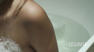 Cewek sange ketahuan colmek di bathub hotel