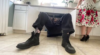 Lonely house wife rides handyman