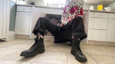 Lonely house wife rides handyman