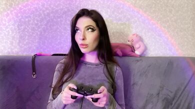 Beautiful Gamer Girl Sucking Big Cock and Get Cumshot On Her Face