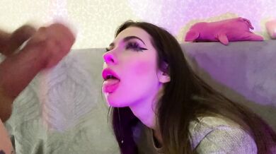 Beautiful Gamer Girl Sucking Big Cock and Get Cumshot On Her Face