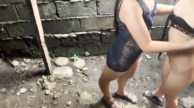 My neighbor wanna piss on my body, so I let her