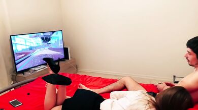Elle comes home late from work, by the boss and wants only one thing, THAT I GIVE HIM MY COCK