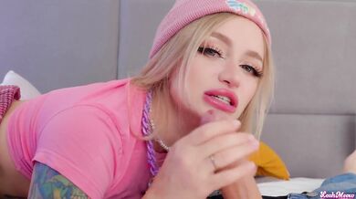 Horny gamer girl really wants some dick in her narrow pussy - Leah Meow
