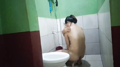 Sinabayan maligo sa CR at Kinantot Ng patayo